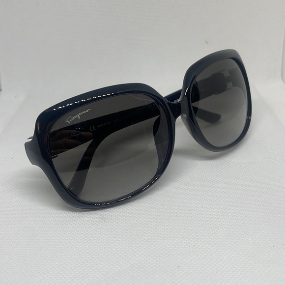 Salvatore Ferragamo Sunglasses with case - Picture 8 of 8